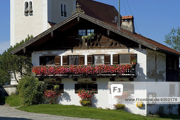Haus mit Blumen verziert im Sommer in Oberbayern Bayern Deutschland