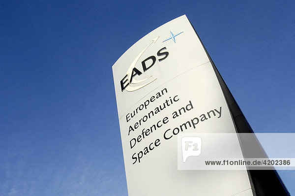 Firmenschild: EADS- European Aeronautic Defence ans Space Comany. EADS - Technologiestandort Ottbrunn.