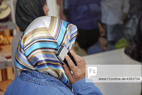 Frau mit Kopftuch und Handy  Urfa  Anatolien  Türkei