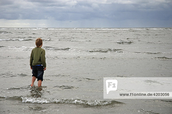 Junge am Strand  St. Peter-Ording  Schleswig-Holstein  Deutschland