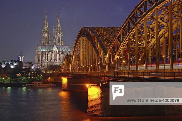 Dom und Hohenzollernbrücke in Köln  Nordrhein-Westfalen  Deutschland