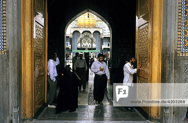 Eingang zur Grabmoschee von Fatimeh Masumeh  Qom  Iran