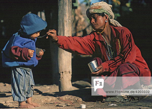 Junge und Mutter aus dem Bergvolk der Karen  ethnische Minderheit  Goldenes Dreieck  Thailand  Asien