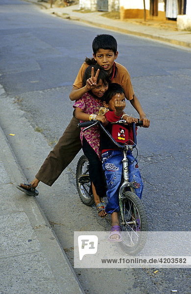 Freche Kinder in Pokhara  Nepal  Asien