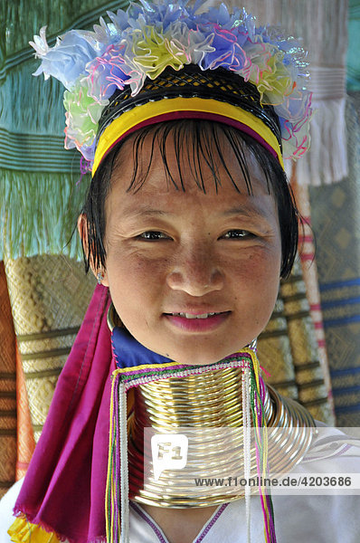 Im Grenzgebiet zwischen Thailand und Myanmar (Birma) leben als Flüchtlinge die Long Neck Women (Langhals-Frauen  Stamm der Padaung). Frau mit Halsringen  Thailand  Asien