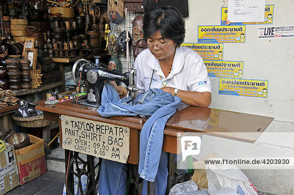 Schneiderin (Strassenhandwerkerin)  Bangkok  Thailand  Asien