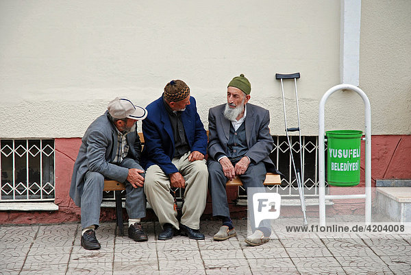Drei alte Männer im Gespräch  Yusufeli  Ostanatolien  Türkei  Asien