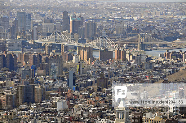 Blick vom Empire State Building zur Manhattan Bridge und Brooklyn Bridge  Manhattan  New York City  USA