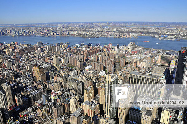 Blick vom Empire State Building über Midtown South und Chelsea zum Hudson River  Manhattan  New York City  USA