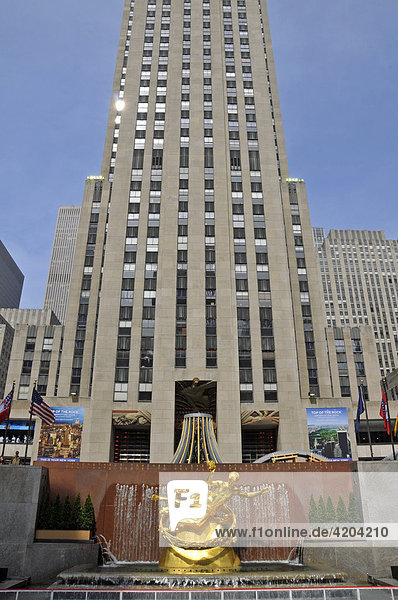 Goldene Statue des Prometheus von Paul Manship  Rockefeller Center  Midtown  Manhattan  New York City  USA