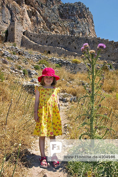 Kind neben Illyrischer Eselsdistel  Onopordon illyricum  mittelalterliches Wehrdorf Monemvasia  Altstadt  Lakonien  Peloponnes  Griechenland