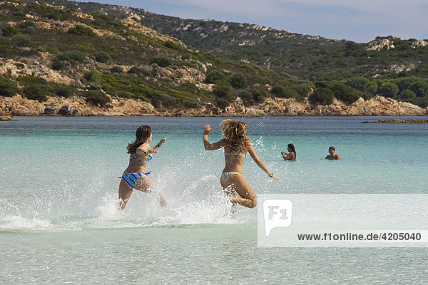 Mädchen rennen ins Wasser  Strand Cala Brandinchi  Ostküste  Sardinien  Italien