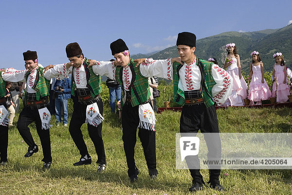 Tanzgruppe  Rosenfest  Rosenernte  Karlovo  Bulgarien