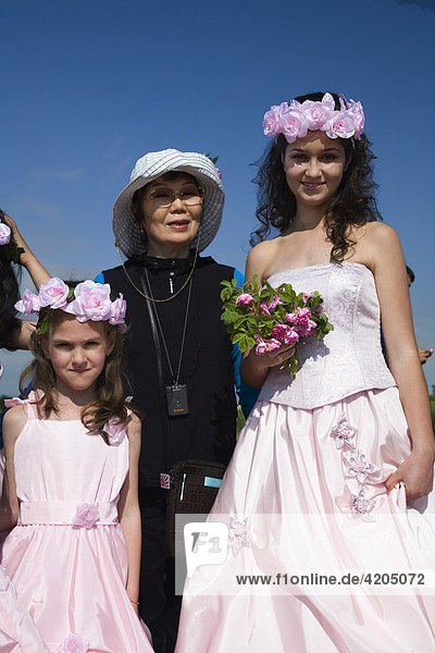 Rosenkönigin mit Touristin  Rosenfest  Rosenernte  Karlovo  Bulgarien