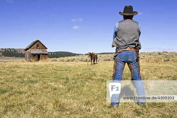 Cowboy mit Pferd und Scheune  Wilder Westen  Oregon  USA