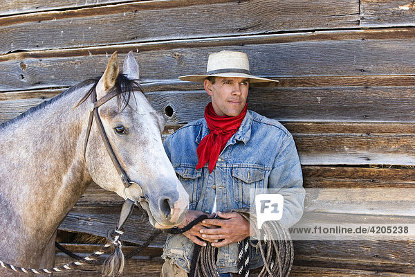 Cowboy mit Pferd vor Scheune  Wilder Westen  Oregon  USA