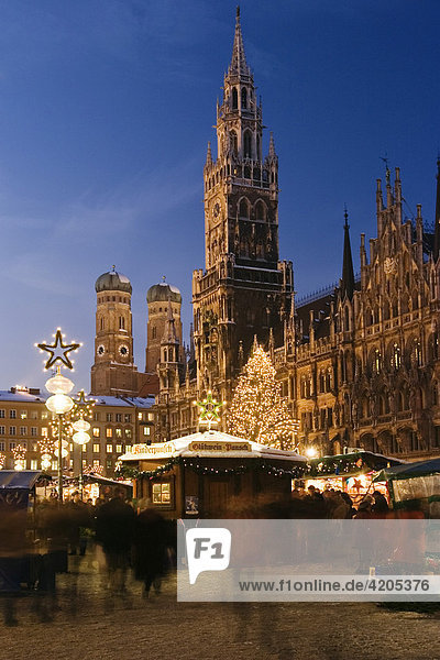 Christmas market on Marien-Place Munich with townhall and cathedral  Bavaria  Germany