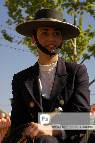Feria de Abril   Andalusierin in typischer Tracht zu Pferd   Sevilla   Andalusien   Spanien   Europa