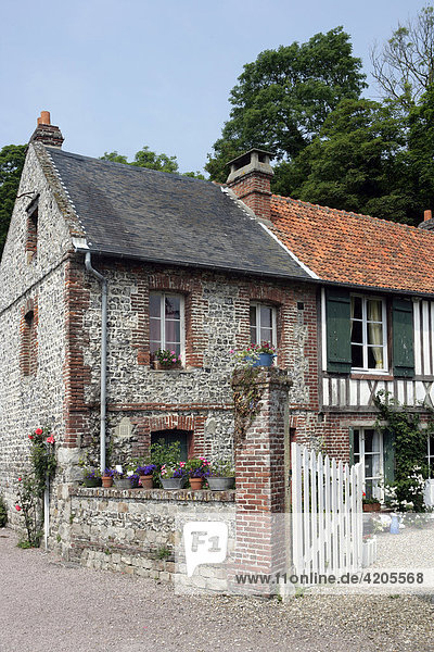 Natursteinhaus und Fachwerkhaus   Veules-les-Roses   Seine-Maritime   Normandie   Frankreich   Europa