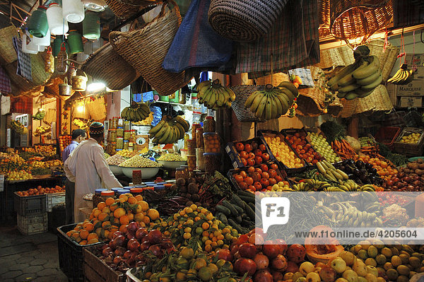 Souk   Gemüse und Obststand im Marktviertel   Taroundant   Marokko   Afrika