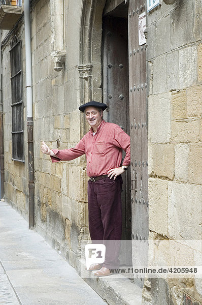 Baskischer Verkäufer mit Baskenmütze  Navarra  Spanien