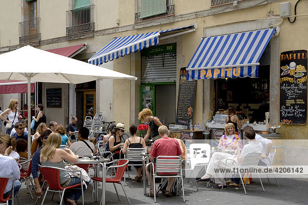 Sidewalk cafe at the Mercado La Boqueria  Barcelona  Catalonia  Spain