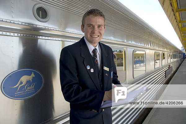Zugbegleiter des Ghan Train wartet auf die Gäste  Bahnhof  Adelaide  South Australia  Australien