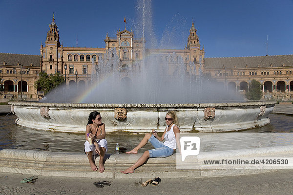 Ungarische Touristen  Plaza de España  halbrunder Platz  Sevilla  Andalusien  Spanien