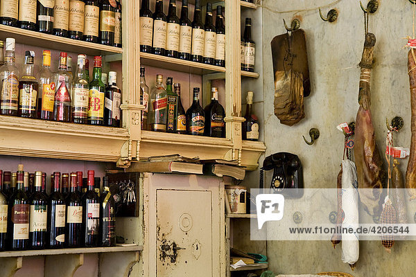 Spirituosen  Schinken und Wurst in der typischen andalusischen Bar El Rinconcillo in Sevilla  Andalusien  Spanien
