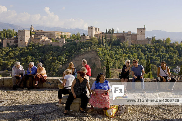 Touristen am Aussichtspunkt Mirador de San Nicolas  Alhambra: maurische Stadtburg  Nasriden Paläste  Palast Karl des Fünften  Granada  Andalusien  Spanien