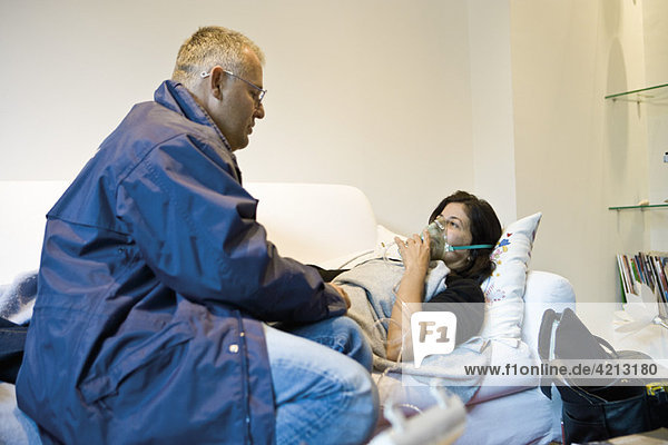 Notarzt auf Abruf  der dem Patienten zu Hause Sauerstoff verabreicht