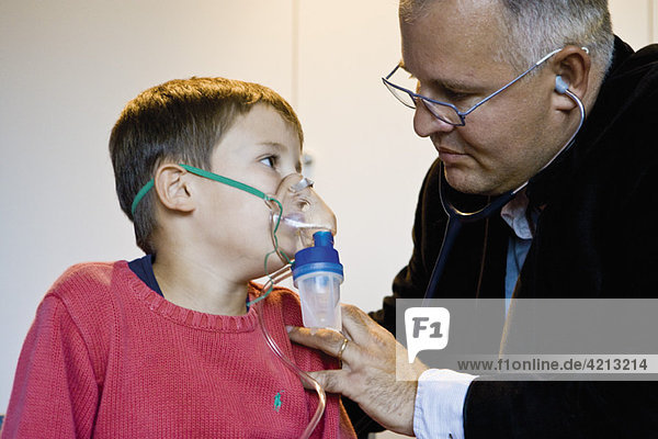 Junge wird mit Sauerstoff behandelt