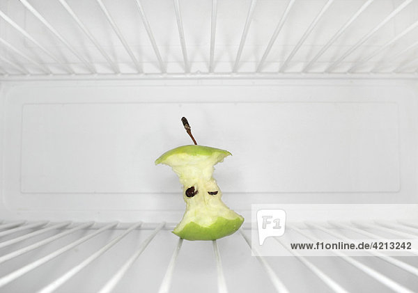Einzelner Apfelkern im Kühlschrank sitzend