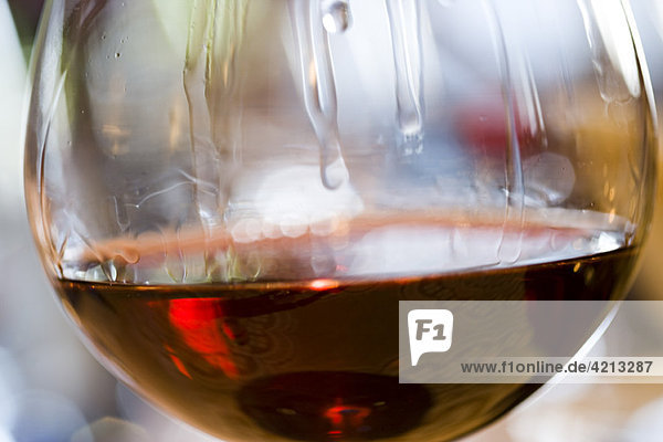 Weintränen auf einem Glas Rotwein