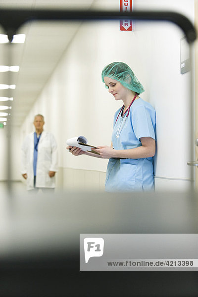 Krankenschwester mit OP-Kappe  Blickwinkel niedrig