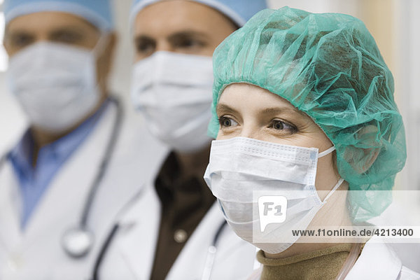 Ärzte mit chirurgischen Masken