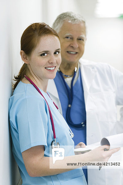 Arzt und Krankenschwester lächeln  Portrait
