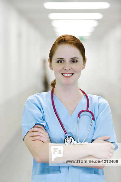 Krankenschwester lächelnd  Arme gefaltet  Portrait