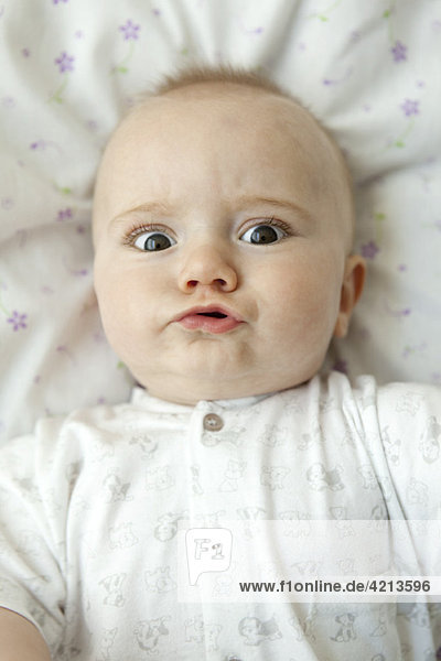 Baby macht Gesichter vor der Kamera  Porträt