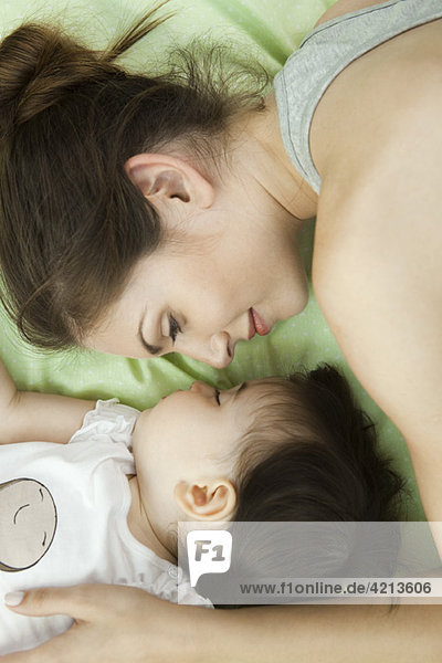 Mutter und Kleinkind beim gemeinsamen Schlafen