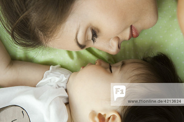 Mutter und kleines Mädchen schlafend zusammen  Nahaufnahme