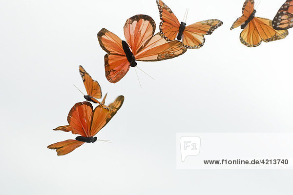 Künstliche Schmetterlinge fliegend