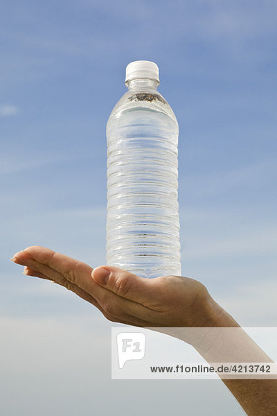 Handgehaltene Wasserflasche