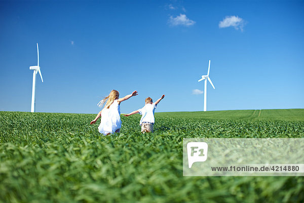 Kinder spielen in Feld- und Windkraftanlagen