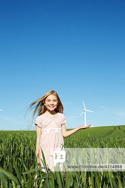 Mädchen mit Windkraftanlage in der Hand