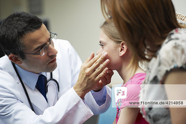 Arzt untersucht junges Mädchen