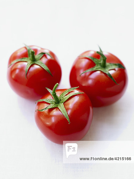 Tomaten auf weißem Hintergrund