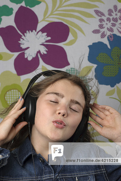 Mädchen hören auf Kopfhörer singen