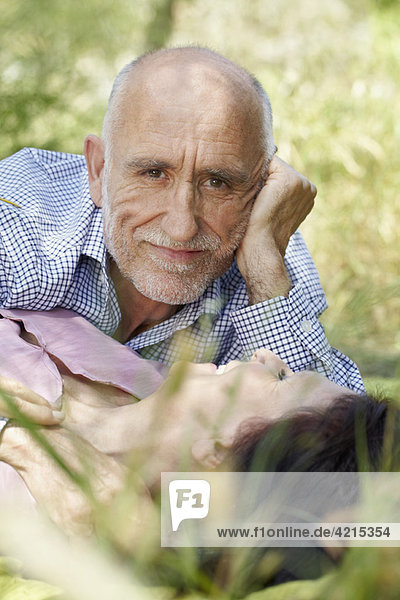Romantisches älteres Paar im langen Gras