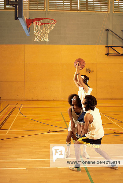 Basketballspieler beim Anheben eines Spielers